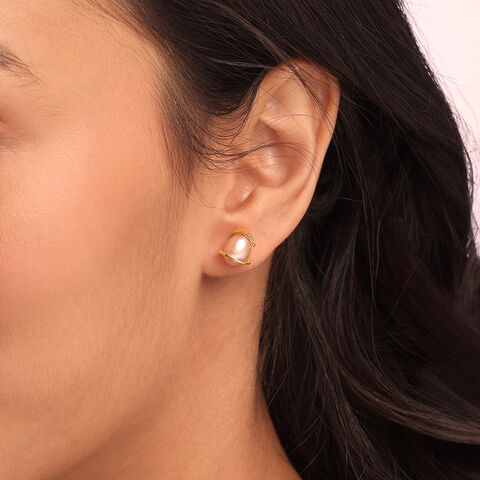 Graceful Allure 14 Kt Gold & Pearl Stud Earrings