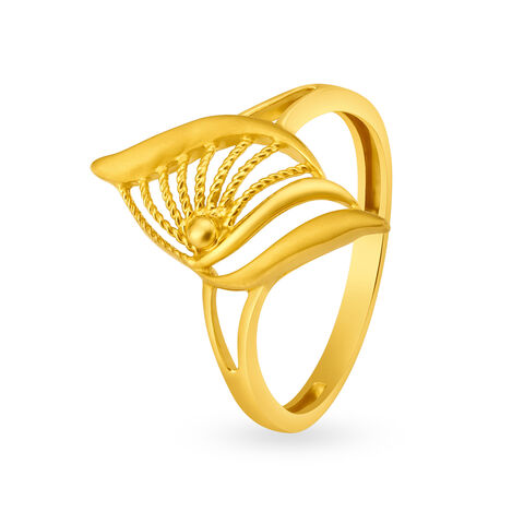 Striking Yellow Gold Conch Finger Ring