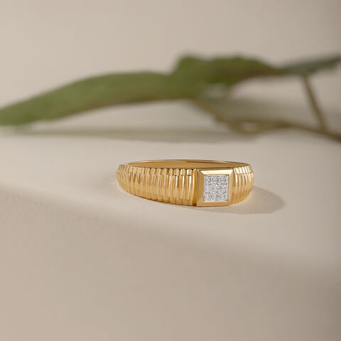 Ribbed Radiance Gold & Diamond Ring for Men