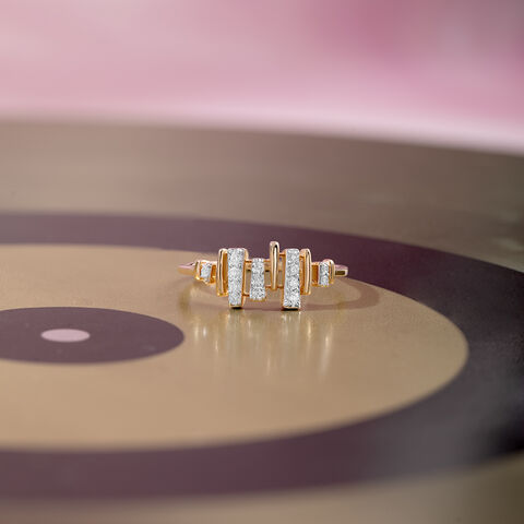 Glitz Groove Gold & Diamond Finger Ring