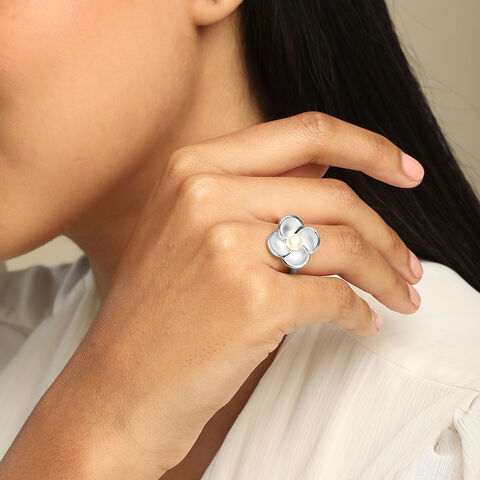 Delicate Bloom Pearl Finger Ring