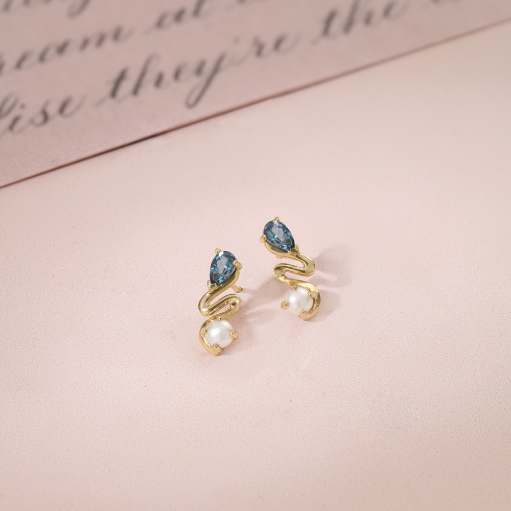 Aqua Shine Pearl & Gold Stud Earrings