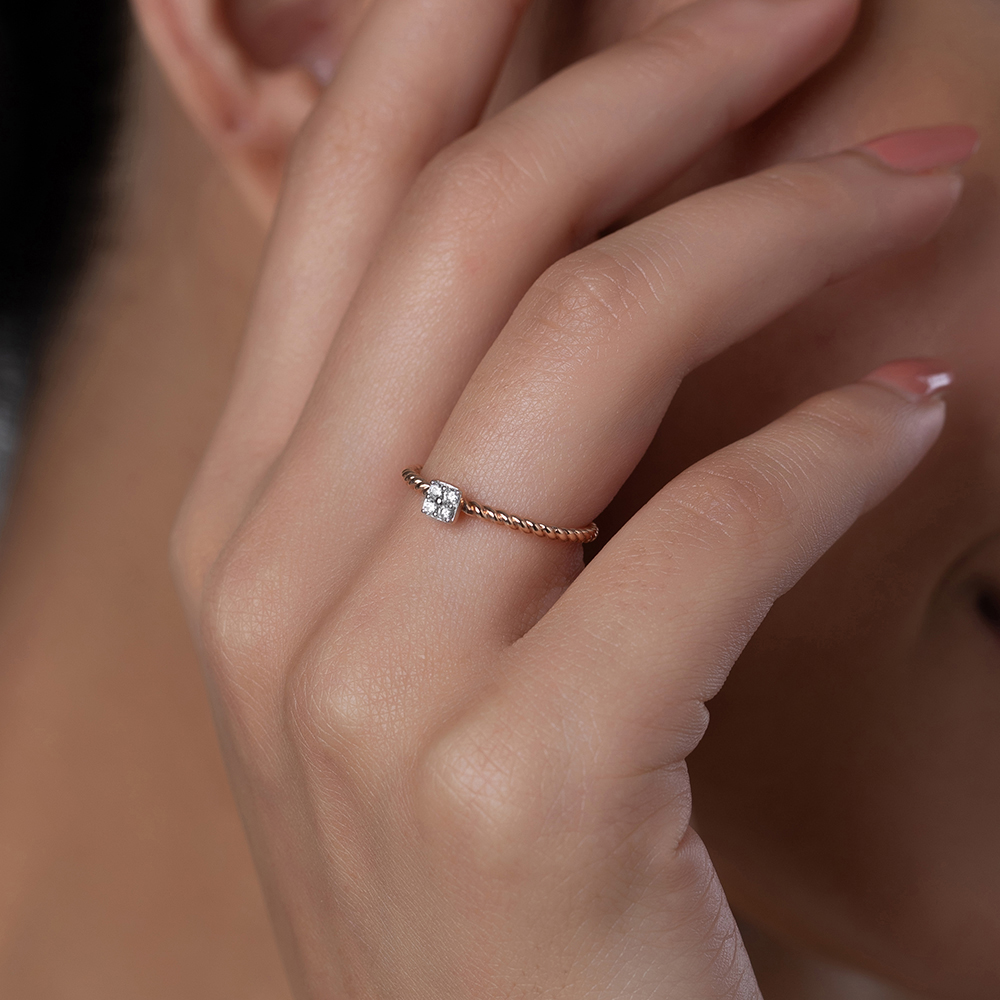 Twisted Grace Gold & Diamond Finger Ring